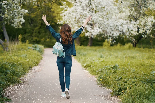 Gadis Bahagia Berjalan Taman Musim Semi Tampilan Belakang — Stok Foto
