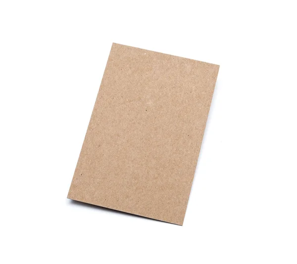 Бурый картонный лист из переработанных бумажных подарочных карт на белой спине — стоковое фото