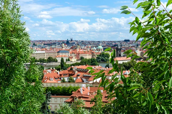 Rött tak i staden Prag. Panoramautsikt över Prag, Tjeckien Re — Stockfoto