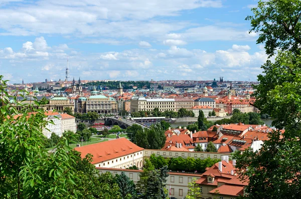 Rött tak i staden Prag. Panoramautsikt över Prag, Tjeckien Re — Stockfoto