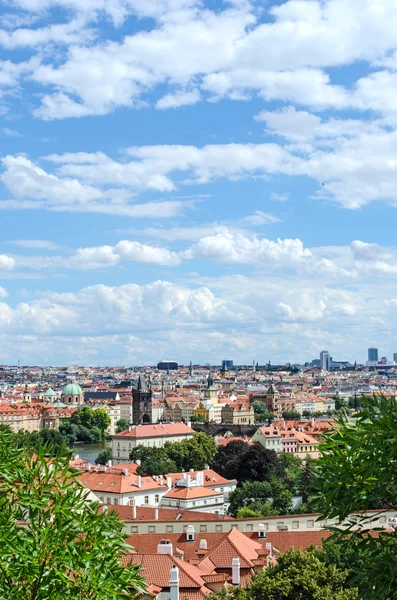 Rött tak i staden Prag. Panoramautsikt över Prag, Tjeckien Re — Stockfoto