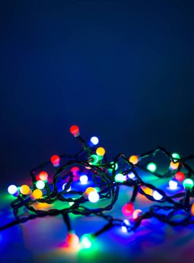 Koyu mavi arka plan üzerinde Noel ışıkları