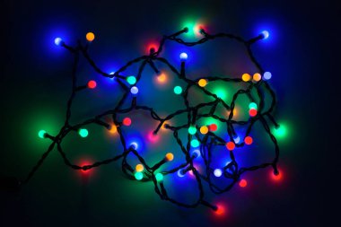 Koyu mavi arka plan üzerinde Noel ışıkları