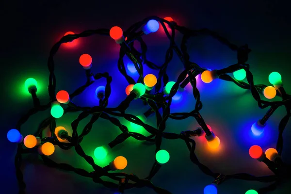 Vánoční světla nad tmavě modré pozadí — Stock fotografie