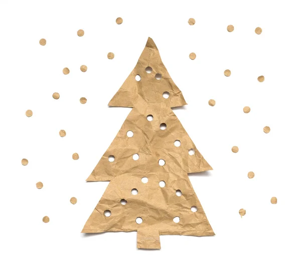 Árbol de Navidad hecho de papel kraft sobre un fondo blanco Imagen De Stock