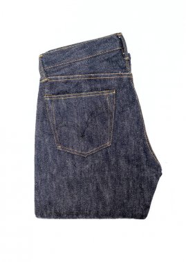 Beyaz bir arka plan üzerinde koyu mavi jeans