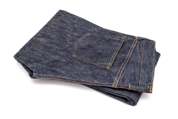 Beyaz bir arka plan üzerinde koyu mavi jeans — Stok fotoğraf
