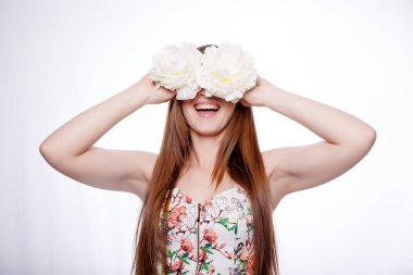 Şakayık çiçekleri ile güzel kız