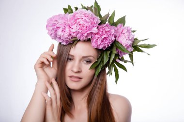 Şakayık çiçekleri ile güzel kız