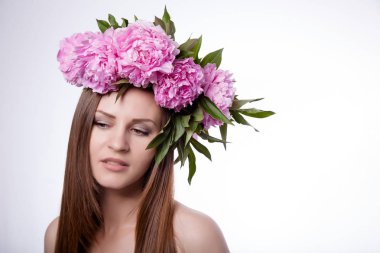 Şakayık çiçekleri ile güzel kız