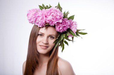 Şakayık çiçekleri ile güzel kız