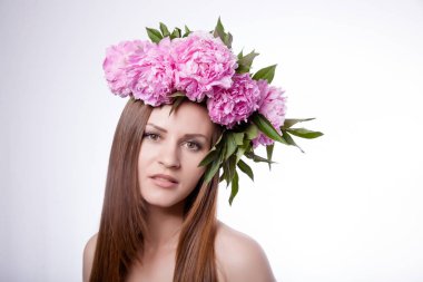 Şakayık çiçekleri ile güzel kız