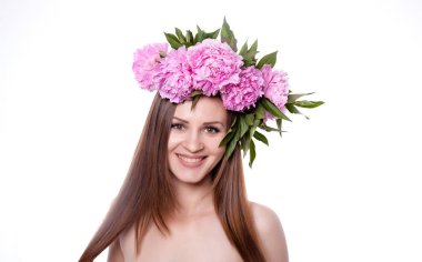 Şakayık çiçekleri ile güzel kız