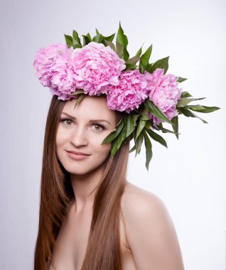 Şakayık çiçekleri ile güzel kız