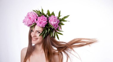 Şakayık çiçekleri ile güzel kız