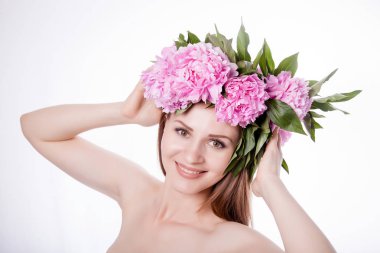 Şakayık çiçekleri ile güzel kız