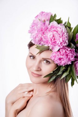 Şakayık çiçekleri ile güzel kız