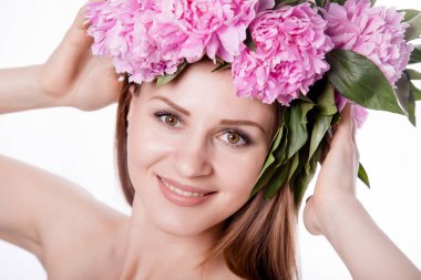 Şakayık çiçekleri ile güzel kız