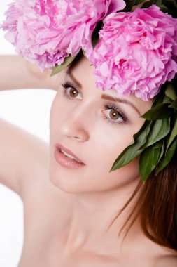 Şakayık çiçekleri ile güzel kız