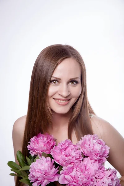 Şakayık çiçekleri ile güzel kız