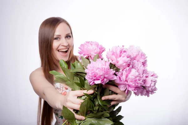 Belle fille avec des fleurs de pivoine — Photo