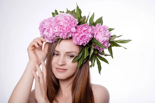 Belle fille avec des fleurs de pivoine — Photo