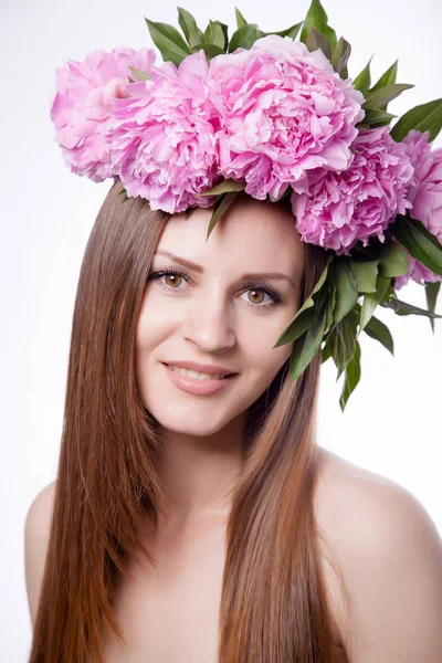 Şakayık çiçekleri ile güzel kız