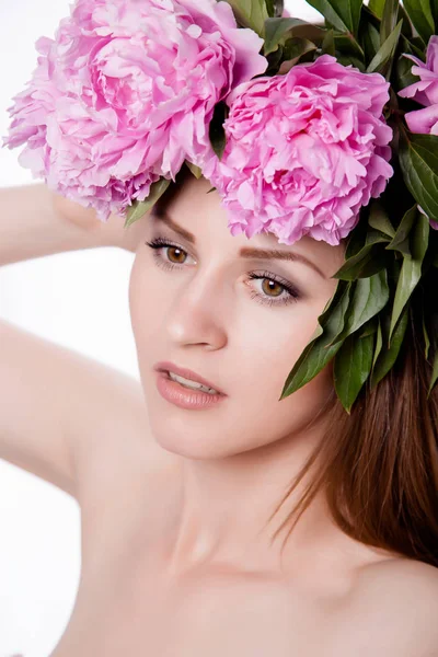 Gyönyörű lány, bazsarózsa virágok — Stock Fotó