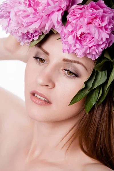 Şakayık çiçekleri ile güzel kız