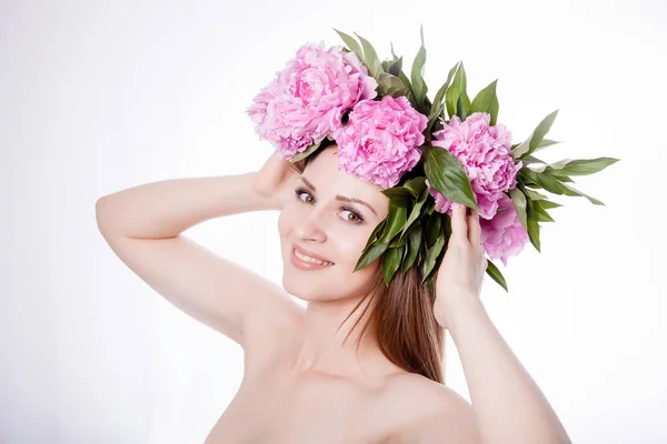 Menina bonita com flores de peônia Fotografia De Stock