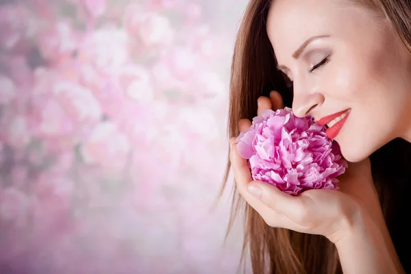 작 약 꽃으로 아름 다운 여자 — 스톡 사진