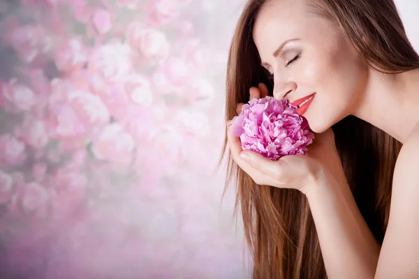 Belle fille avec des fleurs de pivoine — Photo