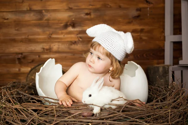 Menina com orelhas de coelho e coelho branco da Páscoa — Fotografia de Stock