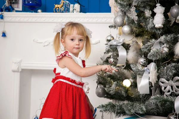 Menina abrindo presente de Natal na frente do abeto — Fotografia de Stock