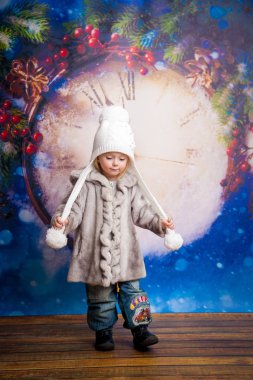 Küçük kız kış şapka ve kürk ceket arka planı