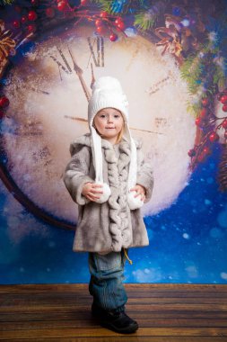Küçük kız kış şapka ve kürk ceket arka planı