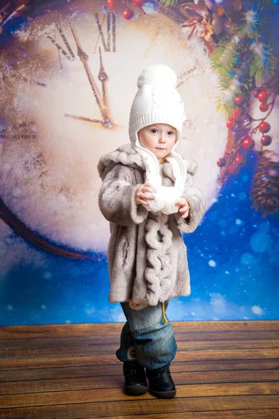 Menina em chapéu de inverno e casaco de pele contra o fundo de — Fotografia de Stock