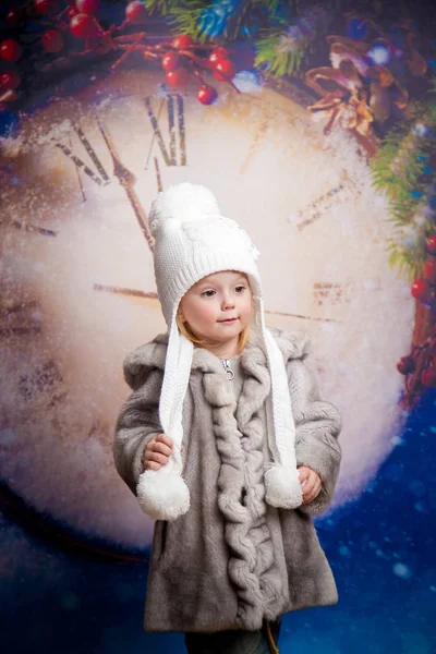 Menina em chapéu de inverno e casaco de pele contra o fundo de — Fotografia de Stock