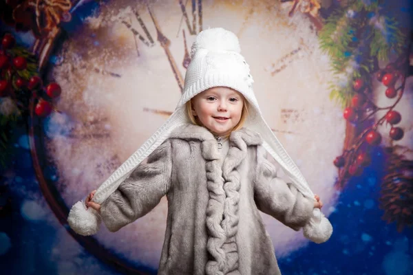 Menina em chapéu de inverno e casaco de pele contra o fundo de — Fotografia de Stock