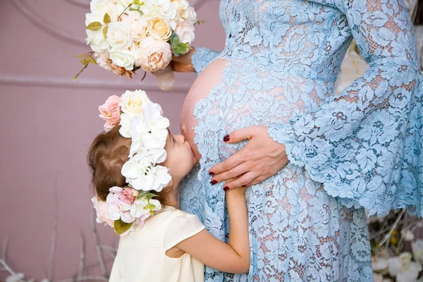 妊娠中の母親の腹の子を抱擁します。 — ストック写真