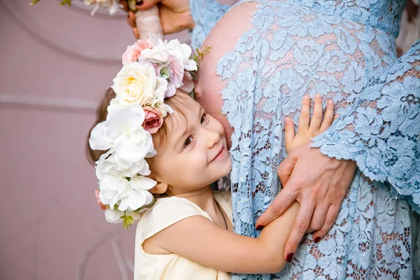 Dítě drží břicho těhotné matky — Stock fotografie