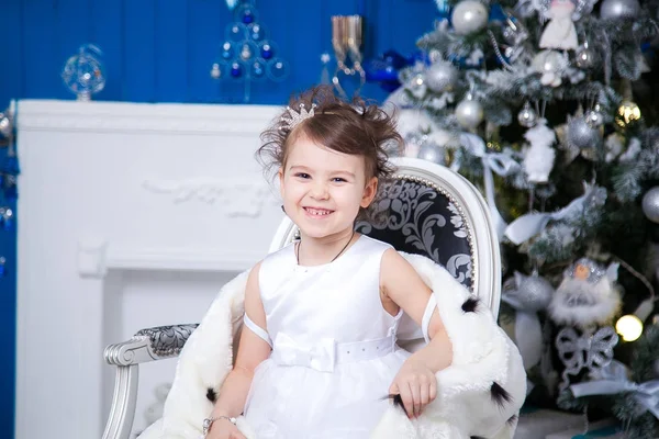 Маленькая принцесса на фоне рождественской елки — стоковое фото