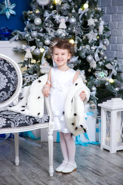 Маленькая принцесса на фоне рождественской елки — стоковое фото