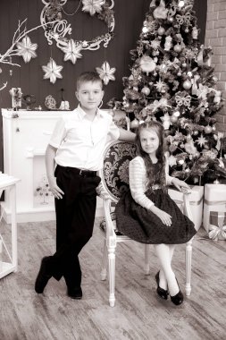 Kız ve oğlan bir yılbaşı arka plan üzerinde