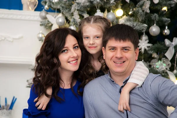 Bir yeni yıl arka plan üzerinde mutlu bir aile.