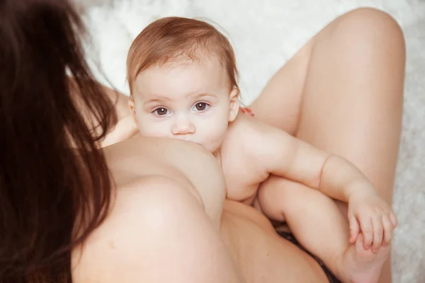 Bela mãe amamentando seu filho recém-nascido . Fotos De Bancos De Imagens