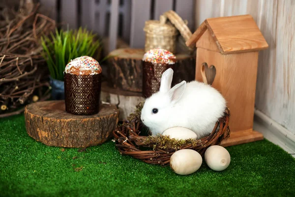 Coelhinho branco da Páscoa. Bolos de Páscoa com velas e decoração festiva — Fotografia de Stock