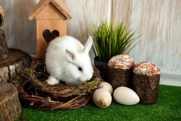 Coelhinho branco da Páscoa. Bolos de Páscoa com velas e decoração festiva — Fotografia de Stock