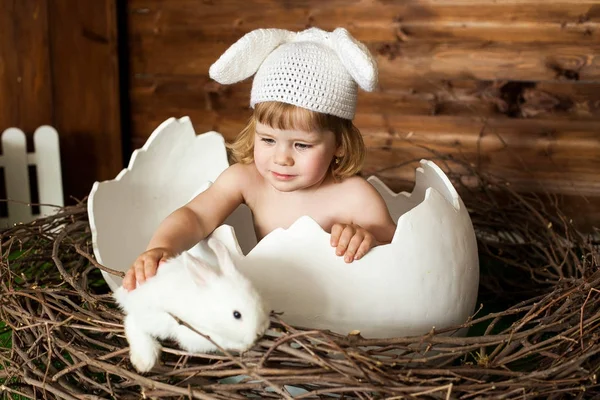 Uma menina com um traje de coelho — Fotografia de Stock