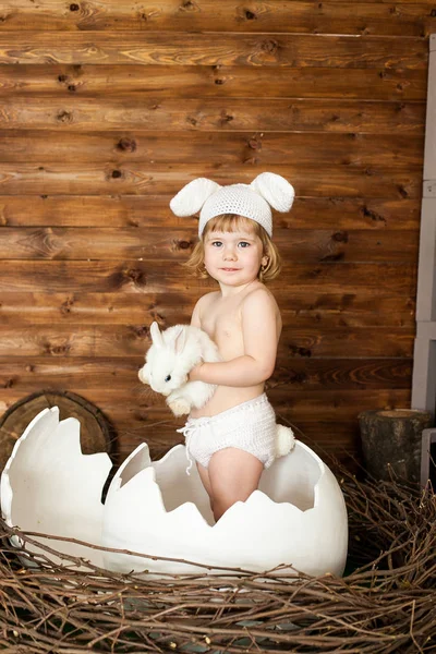Malá holčička v kostýmu králík — Stock fotografie